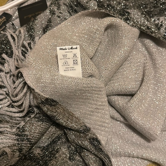 NWT White Mark One Size Silver Leopard Print Tiger Poncho With Fringe - Picture 8 of 8